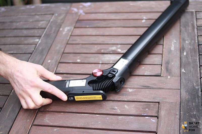 Man sieht das flexible Flexology Saugrohr des Shark Anti Hair Wrap Saugers.